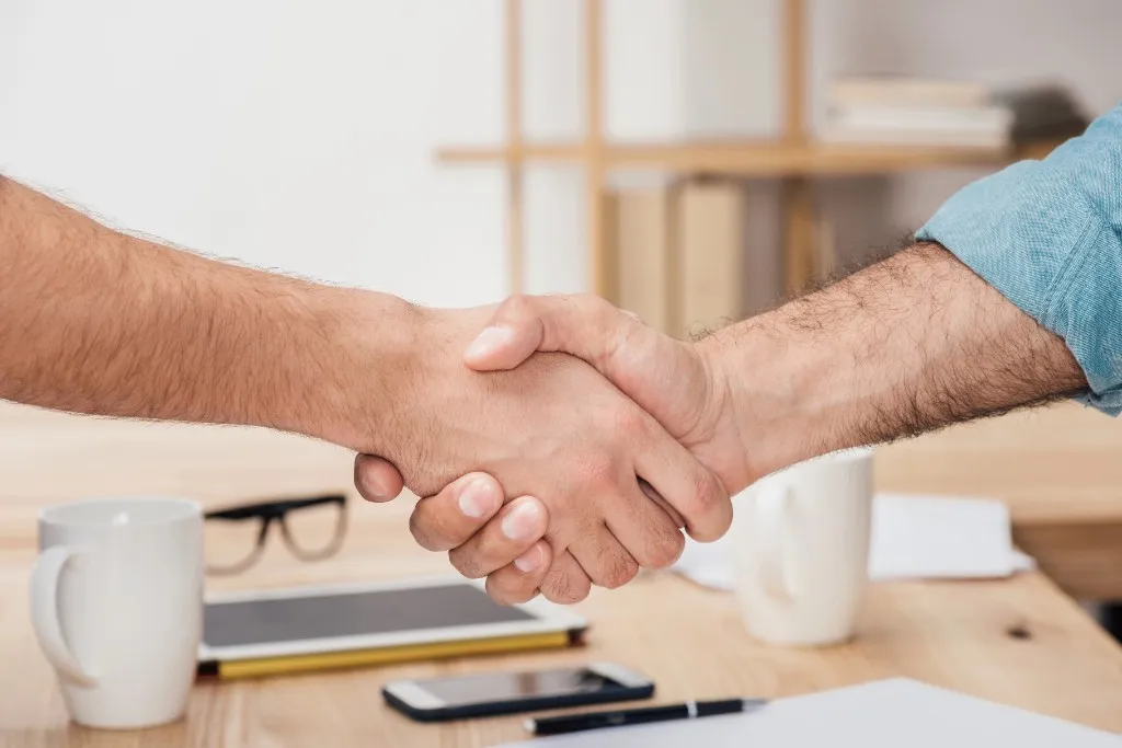 Échange entre un partenaire et un interlocuteur AmHappy